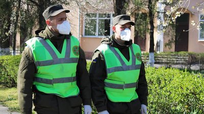 У Херсоні нацгвардійці взяли під охорону обласну інфекційну лікарню У Херсоні нацгвардійці взяли під охорону обласну інфекційну лікарню