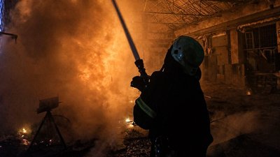 Рятувальник ліквідує наслідки атака РФ на на Ізмаїльський район, 19 травня 2026 року