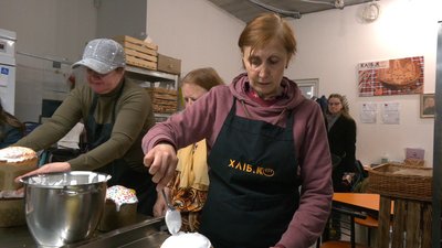 Іванофранківці разом з переселенцями пекли паски для воїнів та своїх сімей
