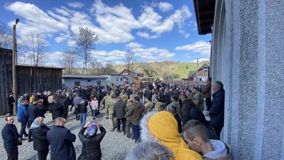 На Закарпатті попрощалися із полеглим на війні Дмитром Петрюком На Закарпатті попрощалися із полеглим на війні Дмитром Петрюком