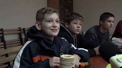 Майстер-класи та заняття з психологом: в Житомирі працює осінній табір для дітей-переселенців Майстер-класи та заняття з психологом: в Житомирі працює осінній табір для дітей-переселенців