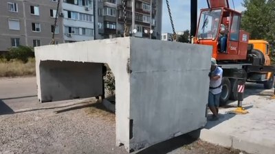 У Південному мікрорайоні Запоріжжя розпочали монтаж бетонних укриттів