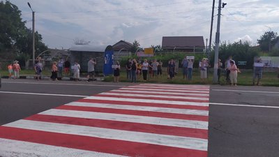 Люди влаштували попереджувальну акцію на трасі Рівне-Луцьк Люди влаштували попереджувальну акцію на трасі Рівне-Луцьк