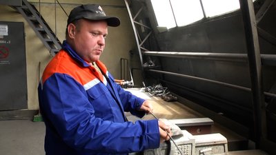 У Житомирській області на електроопорах облаштовують безпечні гнізда для лелек У Житомирській області на електроопорах облаштовують безпечні гнізда для лелек