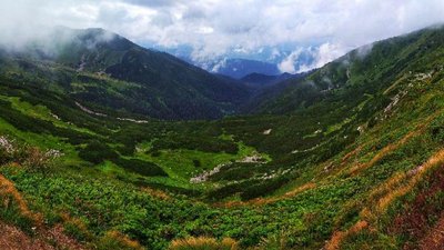 У Карпатах десятеро волонтерів прибирають Несамовите У Карпатах десятеро волонтерів прибирають Несамовите