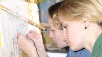 Вцілілий під завалами облради прапор Миколаївщини. Майстриня розповіла історію створення Вцілілий під завалами облради прапор Миколаївщини. Майстриня розповіла історію створення