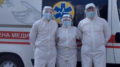 Подружжя харків'ян передали медикам 30 захисних костюмів Подружжя харків'ян передали медикам 30 захисних костюмів