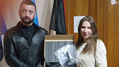 Волинський священник разом з дружиною вуличним співом зібрали 400 тисяч гривень для ЗСУ Волинський священник разом з дружиною вуличним співом зібрали 400 тисяч гривень для ЗСУ