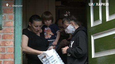 Дві школярки з різних куточків Харківщини шиють маски Дві школярки з різних куточків Харківщини шиють маски