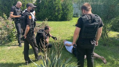 На Одещині чоловік з ножем прийшов до сільради: його затримали та передали копам