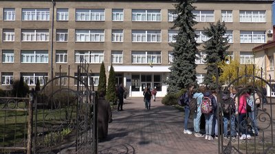 Після чотирьох місяців дистанційки. На Прикарпатті учнів 5-11 класів повернулися за парти Після чотирьох місяців дистанційки. На Прикарпатті учнів 5-11 класів повернулися за парти
