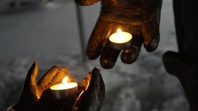 У Дніпрі вшанували пам'ять оборонців Донецького аеропорту У Дніпрі вшанували пам'ять оборонців Донецького аеропорту