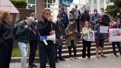 У Дніпрі, під будівлею обласної поліції, провели мітинг під гаслом «Авакова – у відставку!»