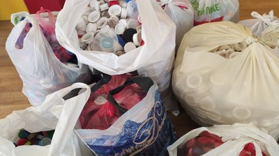 Зібрані пластмасові кришки з пляшок Зібрані пластмасові кришки з пляшок