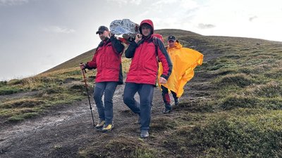 Рятувальники допомагають туристу з Дніпра, який травмував ногу на Говерлі Рятувальники допомагають туристу з Дніпра, який травмував ногу на Говерлі