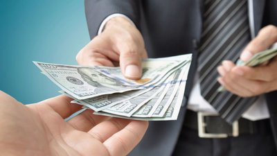 Хабар 30 тис. доларів: прокуратура підозрює депутата Сумської міськради, депутат – заперечує