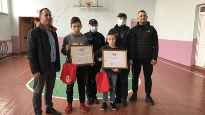 Учні Братковецького ліцею на Франківщині вночі гасили вогонь у сусіда і врятували його дім Учні Братковецького ліцею на Франківщині вночі гасили вогонь у сусіда і врятували його дім