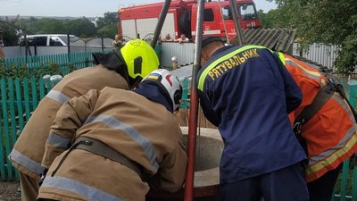 Прикарпатські надзвичайники врятували 69-річну жінку, яка впала у колодязь