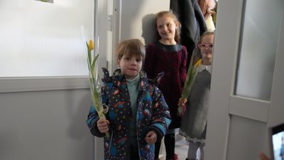 Діти прийшли до чоловіка з квітами Діти прийшли до чоловіка з квітами