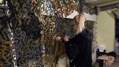 Плели, плетемо і будемо плести до перемоги! У Миколаєві жінки виготовляють маскувальні сітки
