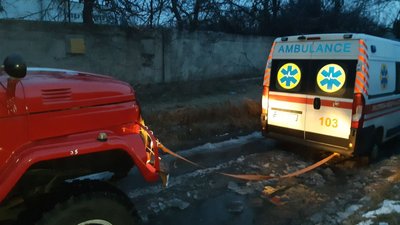 На Херсонщині швидка їхала на виклик та застрягла у багнюці