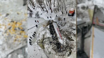 Біля Чернігова фура злетіла з мосту в Десну Біля Чернігова фура злетіла з мосту в Десну
