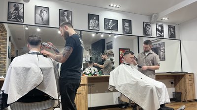 Понад сотню бійців за рік: в Одесі барбери безплатно стрижуть військових