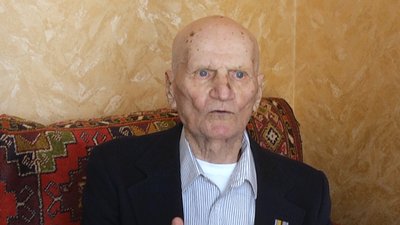 Житомирянин Іван Кругляк у свої 100 років щоденно виконує фізичні вправи і сам собі готує Житомирянин Іван Кругляк у свої 100 років щоденно виконує фізичні вправи і сам собі готує