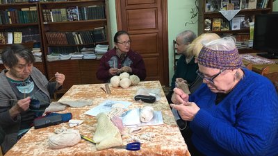 Шкарпетки від бабусі: мешканки Львівського геріатричного пансіонату в'яжуть речі на замовлення Шкарпетки від бабусі: мешканки Львівського геріатричного пансіонату в'яжуть речі на замовлення