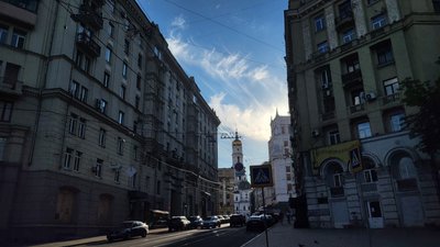 Вид на міську раду та Успенський собор з проспекту Героїв Харкова