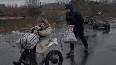 Волонтер вивозить на возику маломобільну жінку з Костянтинівки 13 лютого 2026 року