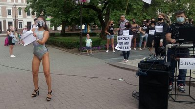 Принесли сотню стільців на площу та стукали в тарілки. У Кропивницькому протестували ресторатори Принесли сотню стільців на площу та стукали в тарілки. У Кропивницькому протестували ресторатори