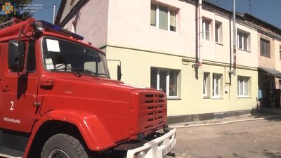 Курив у ліжку: в Хмельницькому з пожежі евакуювали цілий будинок