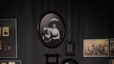 Експозиція виставки "Київ через об'єктив. З історії міської фотографії. 1850-1930-ті роки"