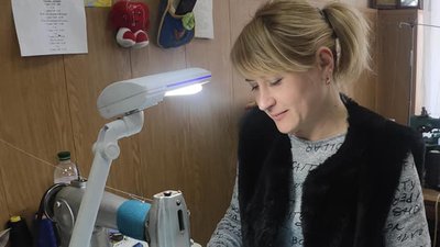 В Херсонській гімназії шиють захисні маски В Херсонській гімназії шиють захисні маски