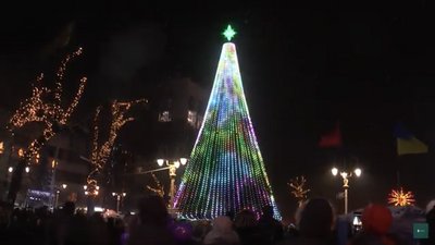 Не сподобалася ілюмінація: чоловік виліз на центральну ялинку Івано-Франківська, щоб її поправити