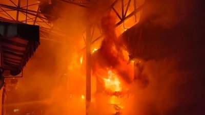 У Харкові внаслідок обстрілу РФ спалахнула 16-поверхівка: з пожежі врятували дитину У Харкові внаслідок обстрілу РФ спалахнула 16-поверхівка: з пожежі врятували дитину