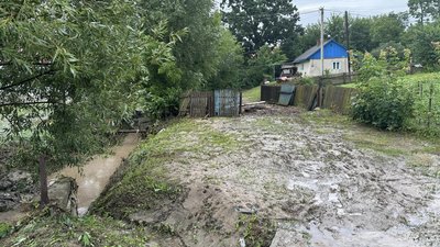 Внаслідок короткочасної зливи у селі Ошихліби підтопило приватні садиби Внаслідок короткочасної зливи у селі Ошихліби підтопило приватні садиби
