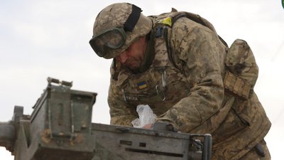 На Луганщині харчі військовим на передову підвозять на бронетехніці