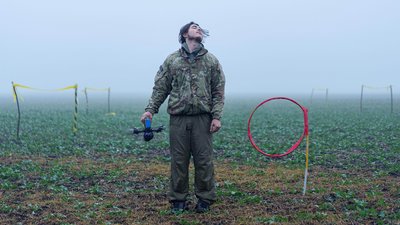 Військовослужбовець батальйону "Вовки Да Вінчі" на полігоні на навчаннях роботи з БпЛА
