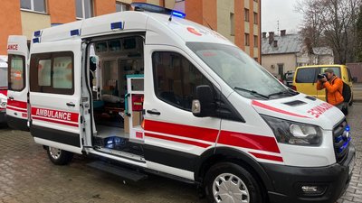 Перинатальний центр у Чернівцях отримав авто для надання допомоги вагітним