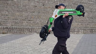 У Дніпрі патрульні затримали підлітків, які скинули електросамокат у річку