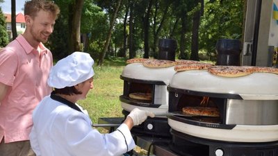 В Івано-Франківську іноземні волонтери пригощатимуть італійською піцою В Івано-Франківську іноземні волонтери пригощатимуть італійською піцою