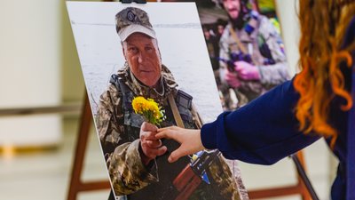 У Дніпрі відкрили фотовиставку, яка присвячена добровольцям області У Дніпрі відкрили фотовиставку, яка присвячена добровольцям області