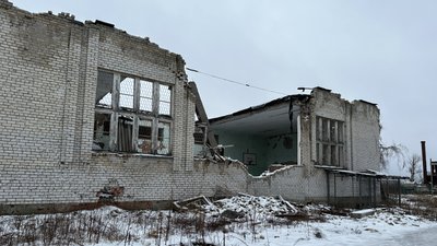 Зруйнована школа в Донецькій області