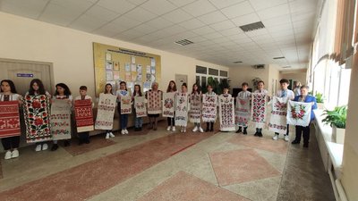 Тернополянка передала в ліцей вишиті рушники Тернополянка передала в ліцей вишиті рушники