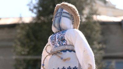 Врятована у Бахмуті лялька-мотанка на ярмарку у Луцьку Врятована у Бахмуті лялька-мотанка на ярмарку у Луцьку