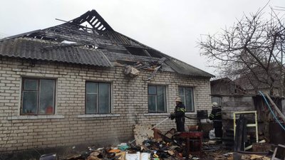 Рятувальники на Харківщині винесли з палаючого будинку двох дітей: пожежу помітили сусіди