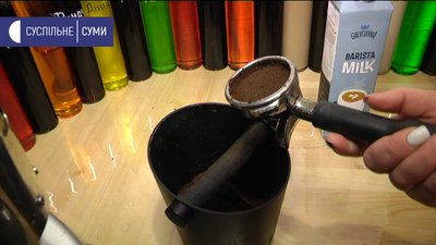 "Взяли ідею у львів'ян". В Охтирці на Сумщині власники кав’ярень посипають тротуар кавовою гущею "Взяли ідею у львів'ян". В Охтирці на Сумщині власники кав’ярень посипають тротуар кавовою гущею