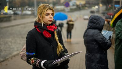 У Києві учасники толоки прибирали Алею Героїв Небесної Сотні У Києві учасники толоки прибирали Алею Героїв Небесної Сотні